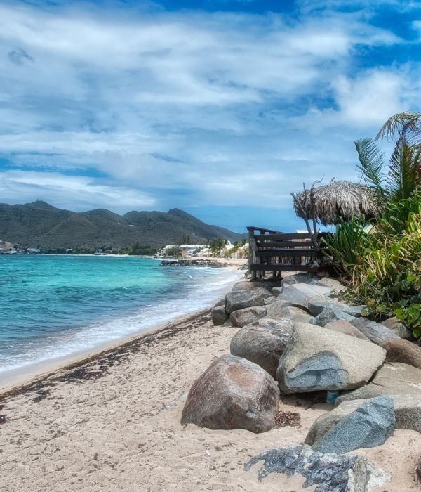 This is a tale of two countries sharing an island and depending where you are you can say hello, hallo or bonjour. This is St. Martin or Saint Martin (French side) or Sint Maarten (Dutch side).